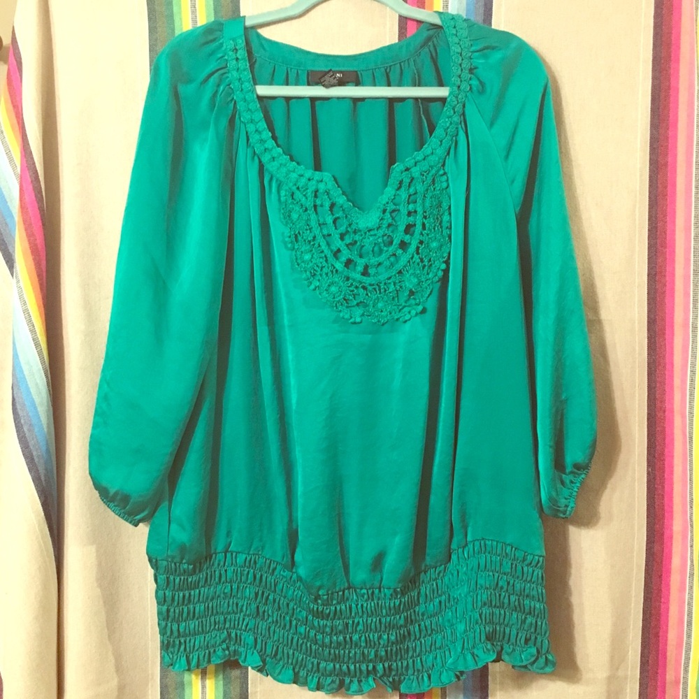 18W Alfani Woman green Satin Top w/ appliqué